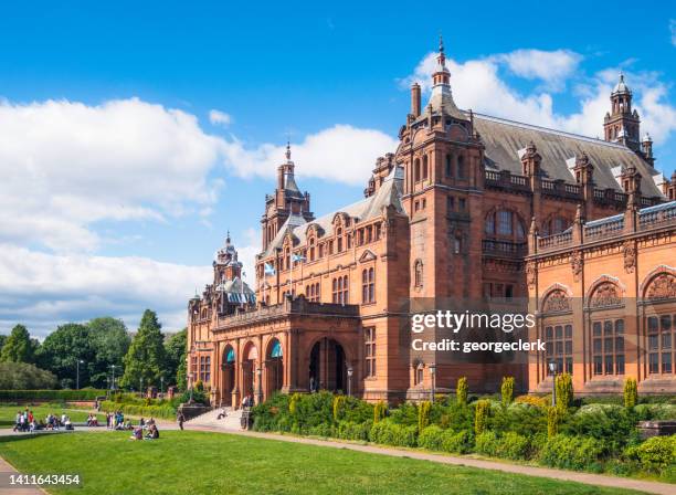 kelvingrove art gallery and museum in glasgow - kelvingrove stockfoto's en -beelden