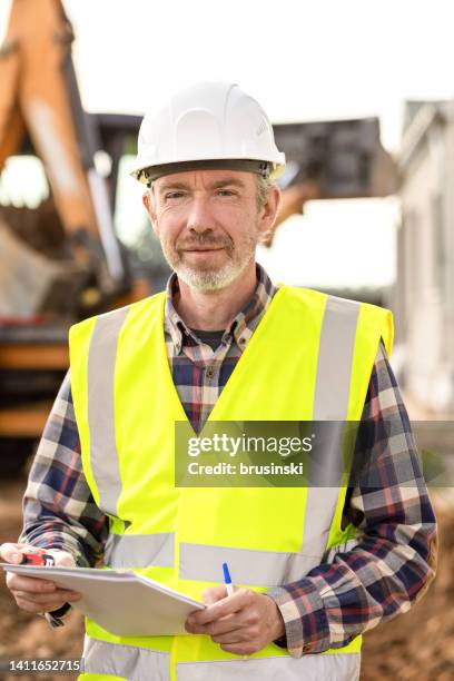 hombres maduros ingeniero civil supervisa el trabajo de construcción al aire libre - civil engineering fotografías e imágenes de stock