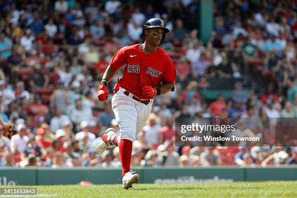 Jeter Downs of the Boston Red Sox runs out a hit against the Toronto Blue Jays during the fifth inning at Fenway Park on July 24, 2022 in Boston,...