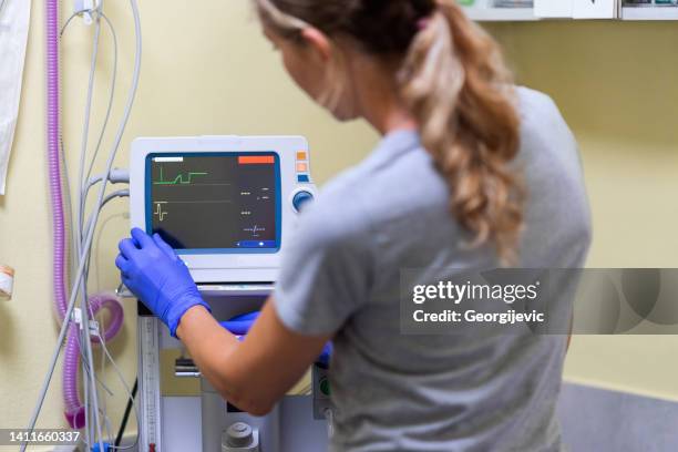 multi-parameter depth of anesthesia monitor - person on ventilator stock pictures, royalty-free photos & images