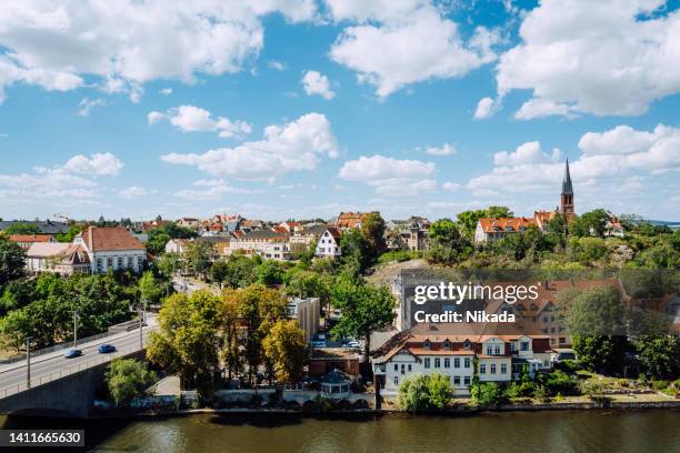 blick über den fluss saale und teile der halle, sachsen. deutschland - halle saale stock-fotos und bilder