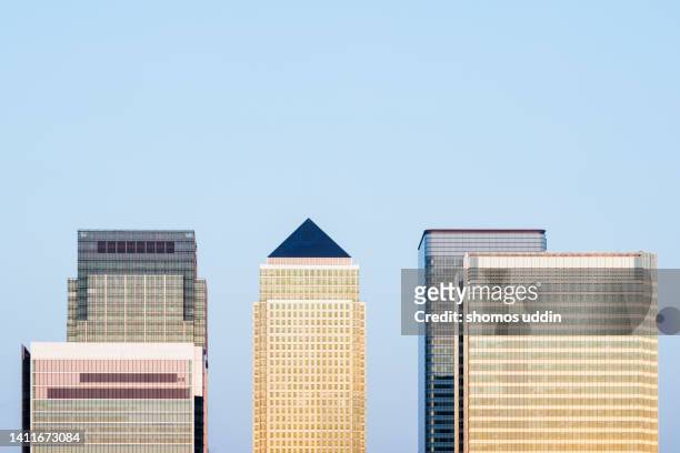 high sections of financial buildings in london canary wharf - canada tower stock pictures, royalty-free photos & images