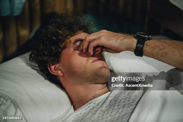 retrato de un joven que se despierta por la mañana - break through fotografías e imágenes de stock