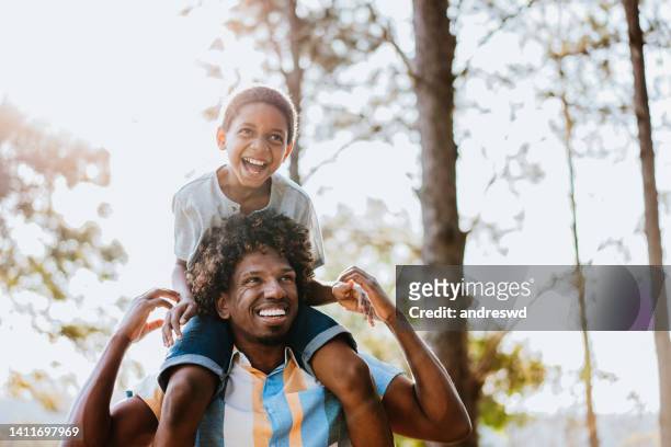 padre e hijo divirtiéndose juntos - handsome black boy fotografías e imágenes de stock