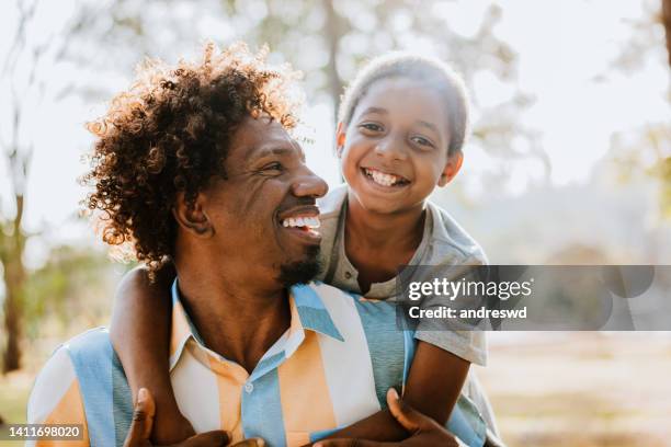 padre e hijo hug - padre e hijas fotografías e imágenes de stock