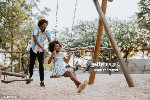 vater und tochter auf schaukel - schaukel stock-fotos und bilder