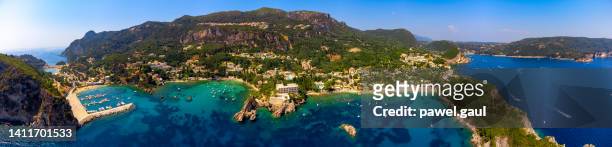 vista aérea de paleokastritsa con las playas de spiros y agia triada en corfú grecia - mar jónico fotografías e imágenes de stock