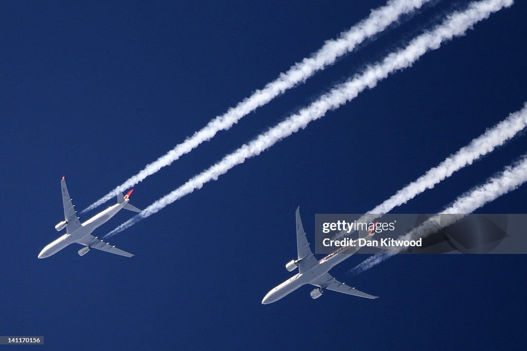 Commercial Aeroplanes Fly Above London