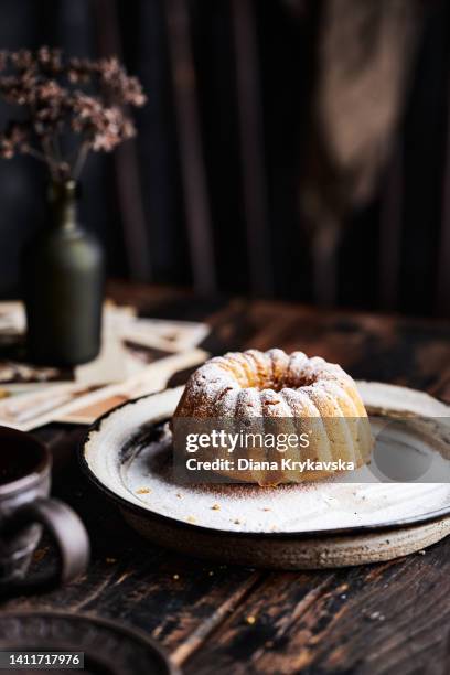 mini bundt cakes sprinkled icing sugar. - pastel bundt fotografías e imágenes de stock