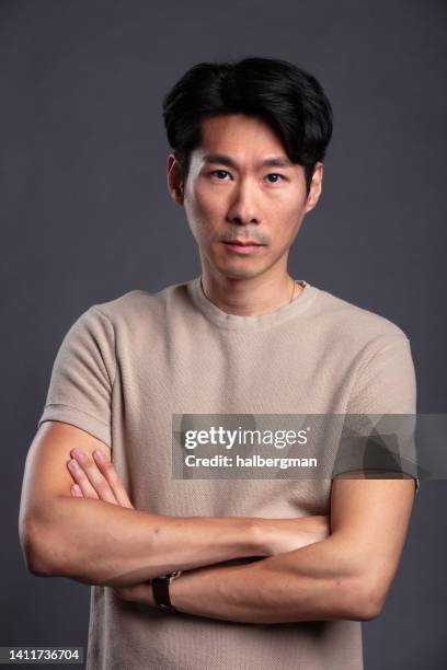 studio shot of man looking serious for camera - homens de idade mediana - fotografias e filmes do acervo