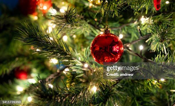weihnachtsschmuck hängt am baum - christbaumkugel stock-fotos und bilder