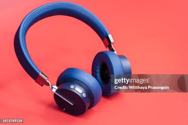 stylish blue headphones - auriculares equipo de música fotografías e imágenes de stock