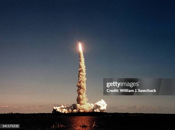 launch of space shuttle atlantis - ruimtevaart voertuig stockfoto's en -beelden
