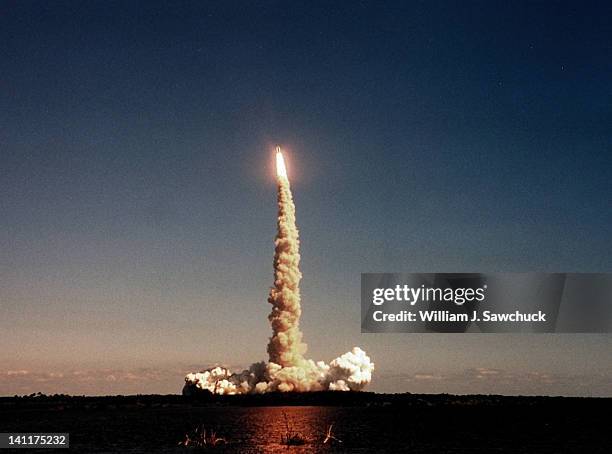 launch of space shuttle atlantis - space craft stock pictures, royalty-free photos & images