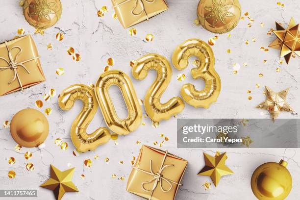 happy 2023 in gold ballon with  golden gifts, confetti and xmas baubles - neujahr 2018 stock-fotos und bilder