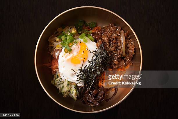 bibimbap - korean food stockfoto's en -beelden