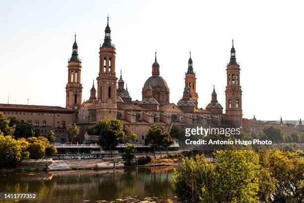 cathedral-basilica of our lady of the pillar in zaragoza. view from the stone bridge. - zaragoza city stock pictures, royalty-free photos & images