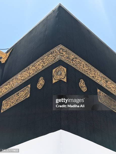 close up of khaana kaaba in holy mosque of al haram while pilgrims doing tawaaf for hajj and umrah | motion of people wearing ihram for haj and umra, mecca, saudi arabia - kaaba 個照片及圖片檔