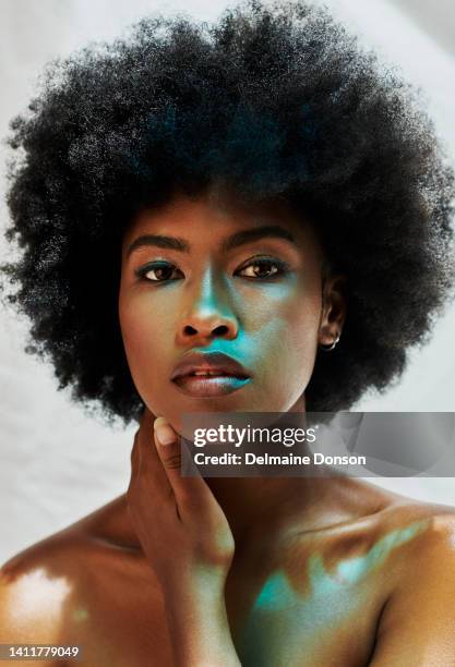 wunderschöne schwarze frau mit einem afro und perfekter und makelloser haut. porträt eines jungen schönen und attraktiven afroamerikanischen weiblichen schönheits- oder hautpflegemodells mit natürlichem lockigem haar - woman portrait skin stock-fotos und bilder