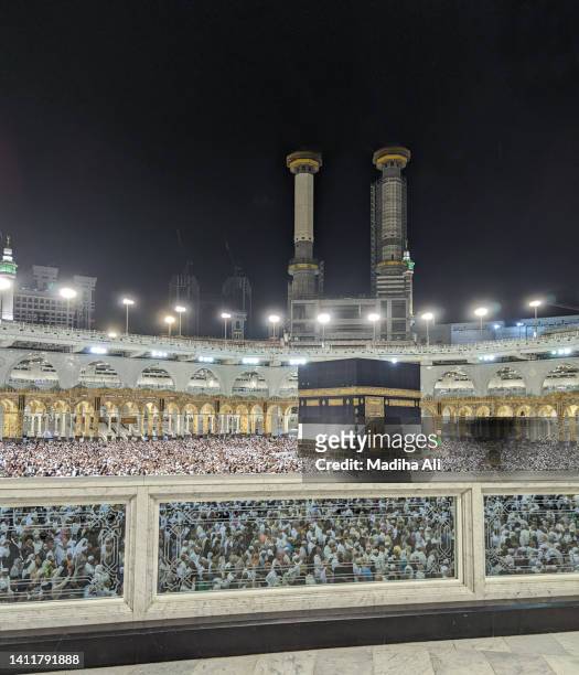 pilgrims doing tawaaf of khaana kaaba in holy mosque of al haram for hajj and umrah | motion of people wearing ihram for haj and umra, mecca, saudi arabia - mina stock-fotos und bilder