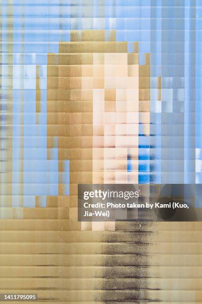 face behind pixelated glass - imagen distorsionada fotografías e imágenes de stock