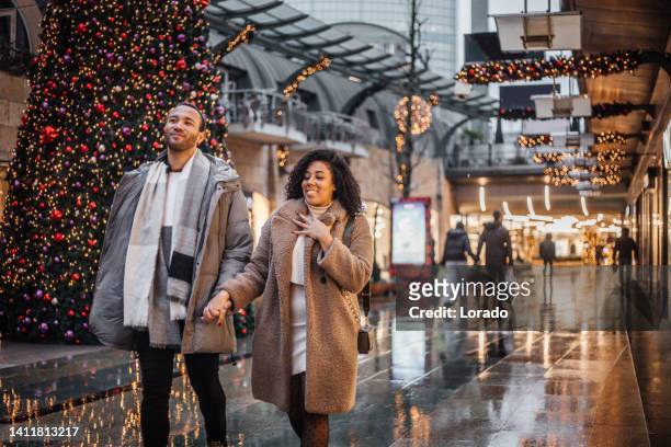 ein gemischtrassiges paar bei winter xmas shopping in rotterdam - rotterdam shopping stock-fotos und bilder