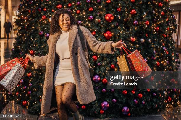 eine gemischtrassige frau beim winter xmas shopping in rotterdam - rotterdam shopping stock-fotos und bilder