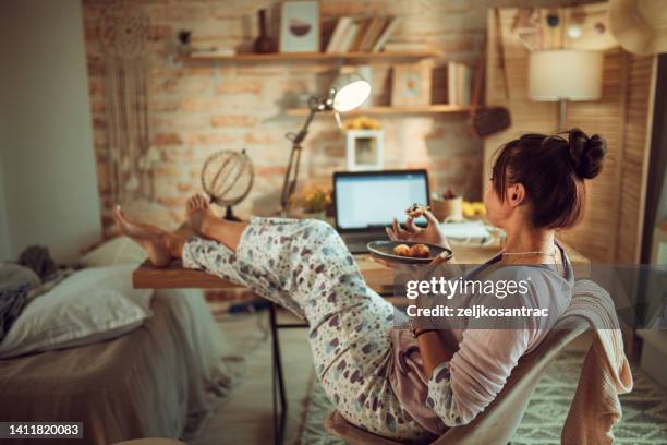 la mujer en pijama está trabajando en la computadora tan pronto como se despierta - pajamas fotografías e imágenes de stock