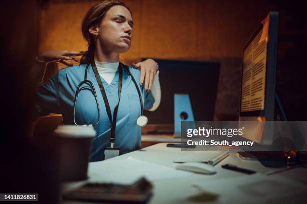 infermiera che lavora fino a tardi - working late foto e immagini stock