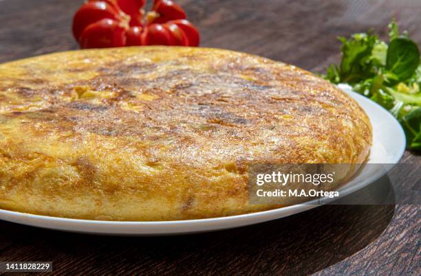 spanish omelette with tomato - tortilla de patata fotografías e imágenes de stock