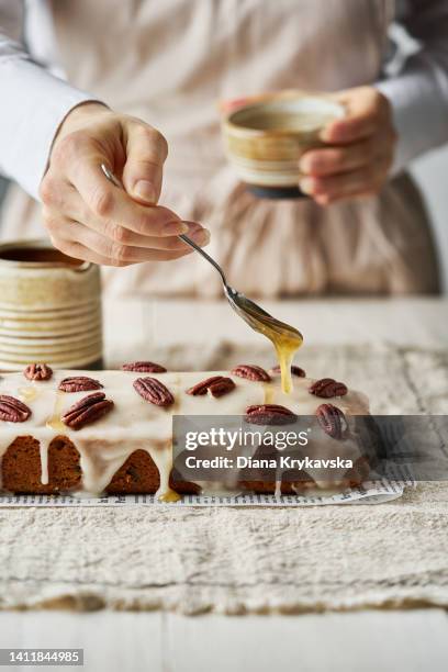 pecan sweet bread. - cakes stockfoto's en -beelden