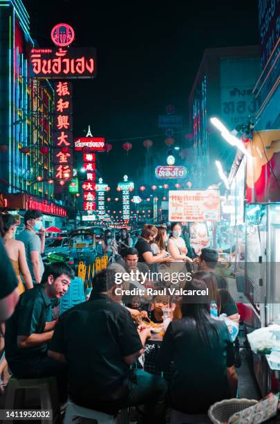 les asiatiques dans un café de rue la nuit dans une ville moderne en asie - daily life in bangkok photos et images de collection