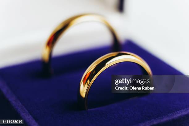 pair of golden rings. - ring box stock-fotos und bilder