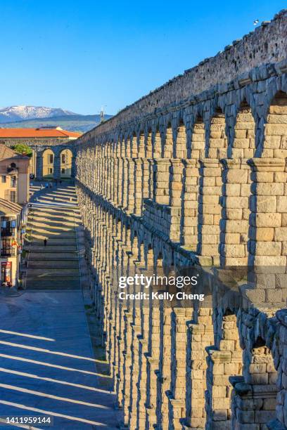 segovia aqueduct, spain - segovia fotografías e imágenes de stock