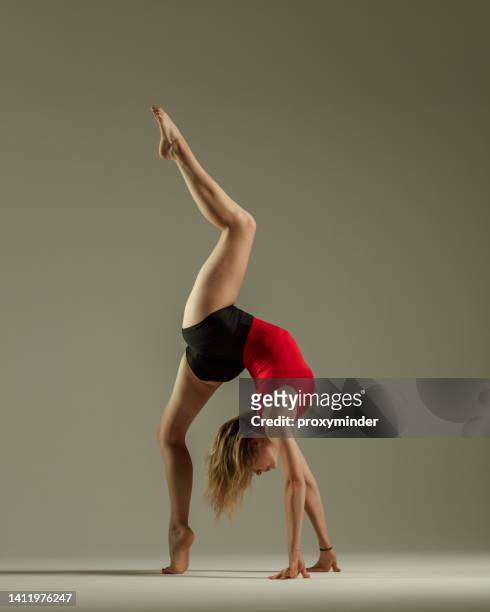 rhythmisches gymnastiktraining - charmant stock-fotos und bilder