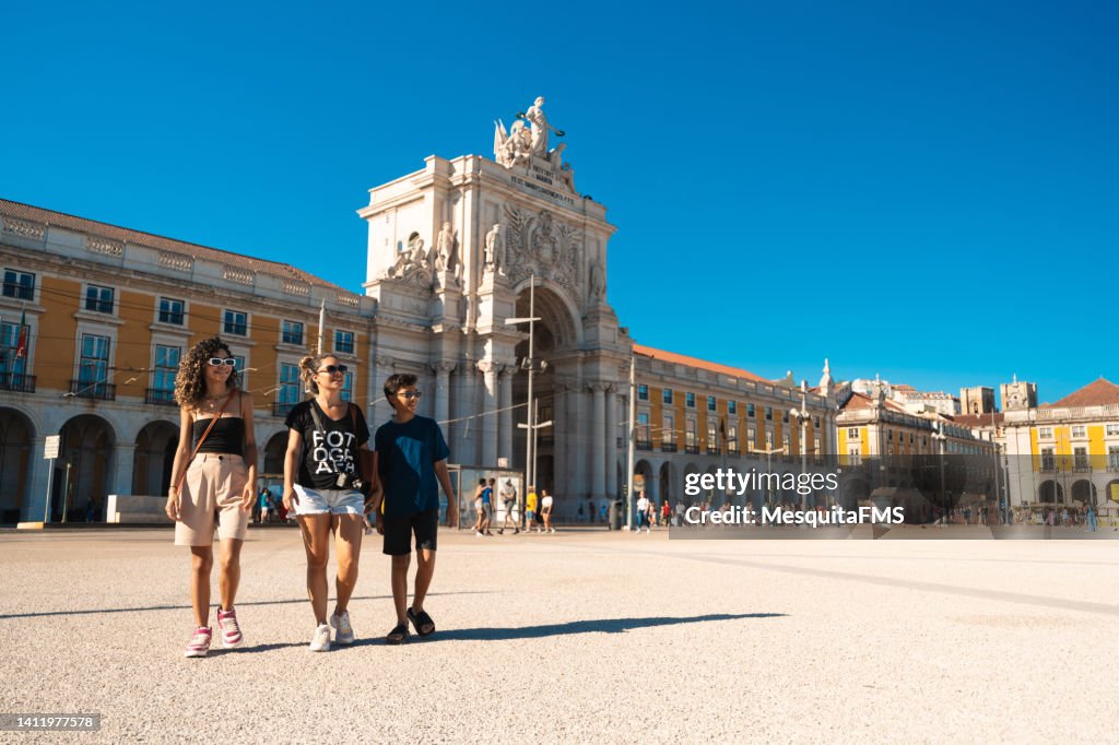 Touristen am Praça do Comércio in Lissabon