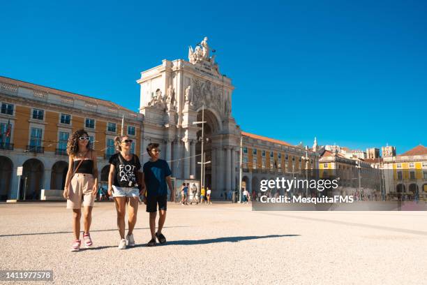 touristen am praça do comércio in lissabon - comercio stock-fotos und bilder