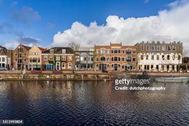 houses at the river eem in dutch city amersfoort - amersfoort nederland stockfoto's en -beelden