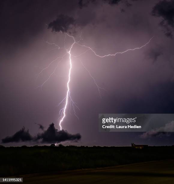 lightning bolts on the great plains - country texas lightning - fotografias e filmes do acervo