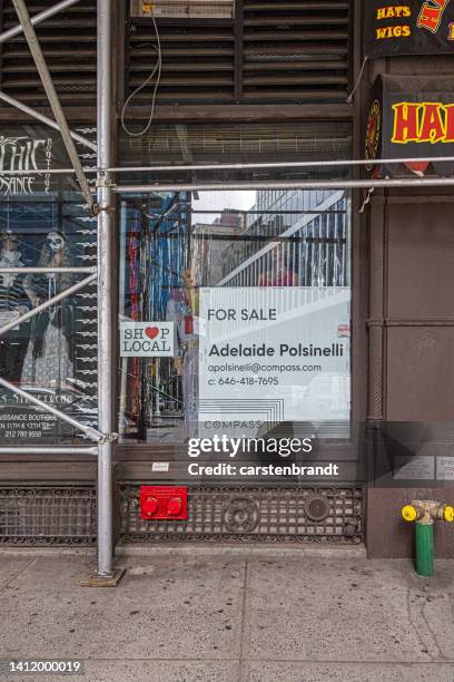 shop window with a sign saying, store for rent - broadway bares stock pictures, royalty-free photos & images