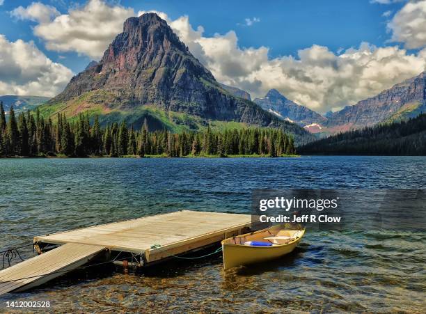 glacier national park summer view - two medicine lake montana stockfoto's en -beelden