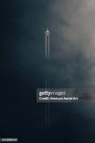 image looking up at an airplane and its vapour trail crossing overhead, united kingdom - trace avion ciel photos et images de collection