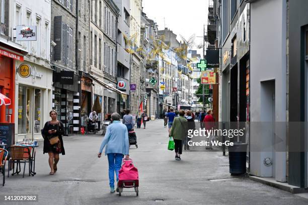 rue saint-guillaume shopping street in saint-brieuc - voetganger stockfoto's en -beelden