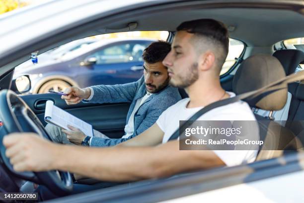 achten sie auf diese verkehrszeichen - fahrschule stock-fotos und bilder