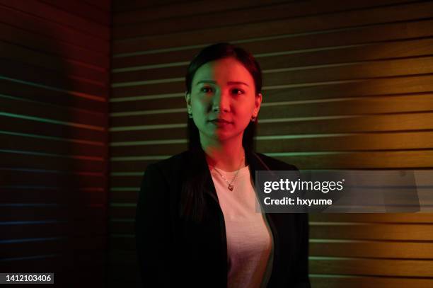 potrait of an asian chinese businessman lit by coloured led lighting - efeito gel imagens e fotografias de stock