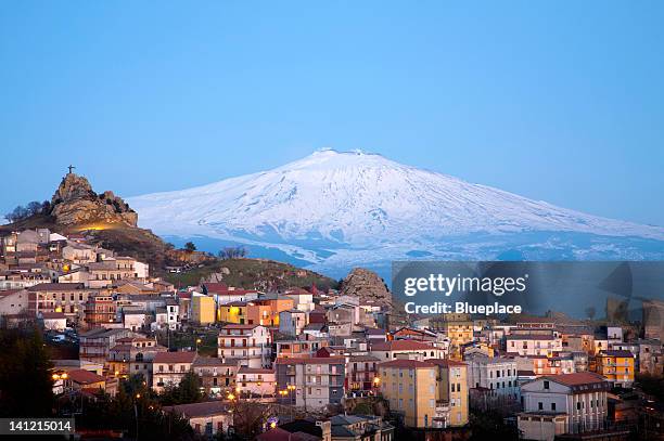 vulcão etna - vulcão ativo imagens e fotografias de stock