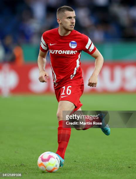 Jonjoe Kenny of Hertha BSC controls the ball during the DFB Cup first round match between Eintracht Braunschweig and Hertha BSC at Eintracht Stadion...