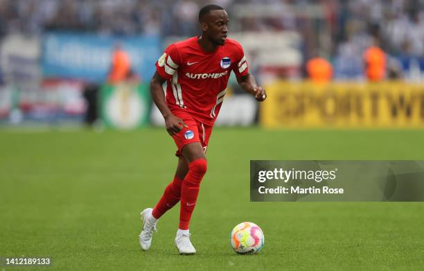 Dodi Lukébakio of Hertha BSC controls the ball during the DFB Cup first round match between Eintracht Braunschweig and Hertha BSC at Eintracht...