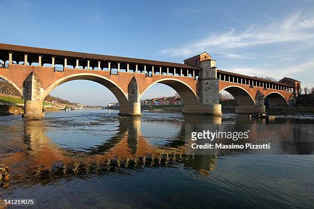 the old covered bridge in pavia - tocino stock-fotos und bilder