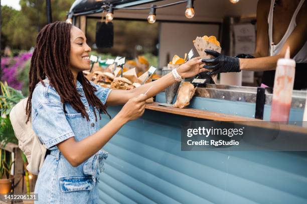 happy african american girl buying fast food at the food truck - street food truck 個照片及圖片檔